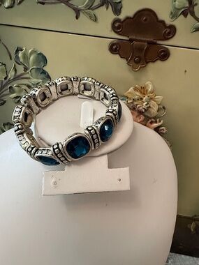 Silver-Tone Stretch Bracelet with Blue Faceted Stones